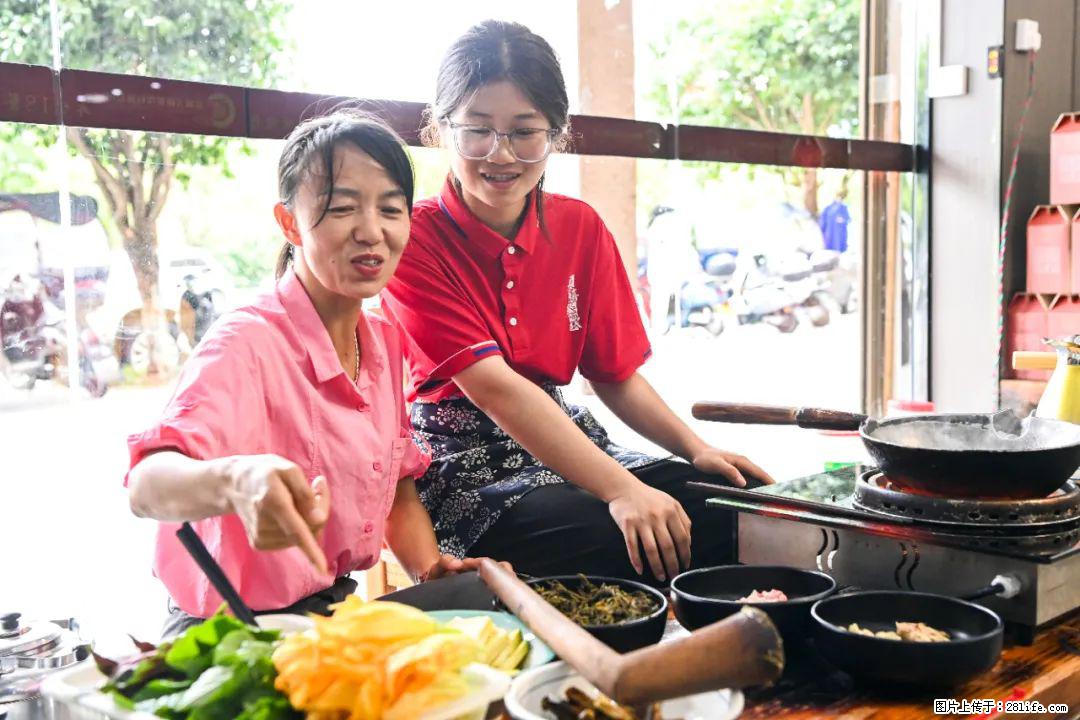 全网追的“扁担女孩”,找了一份暑假工,时薪12元 - 大理生活资讯 - 大理28生活网 dali.28life.com