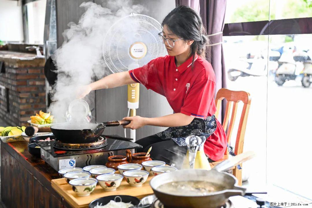 全网追的“扁担女孩”,找了一份暑假工,时薪12元 - 大理生活资讯 - 大理28生活网 dali.28life.com